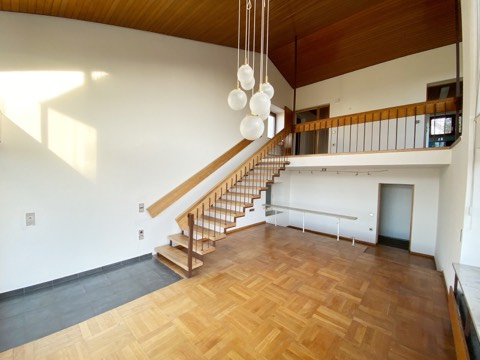 Wohnzimmer mit Galerie und Eichentreppe