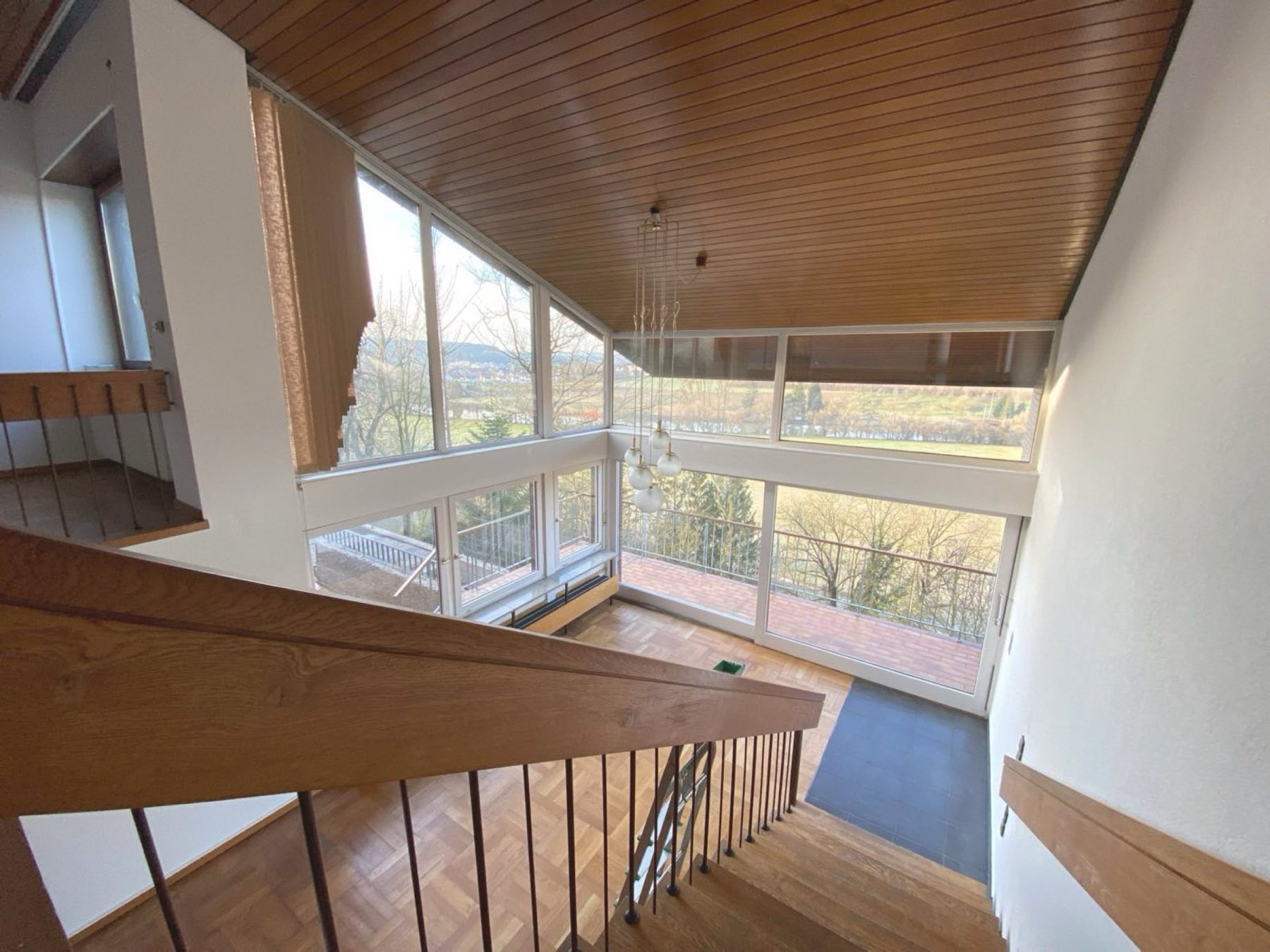Aussichtslage über dem Neckartal: Architektenhaus in Remseck-Hochberg